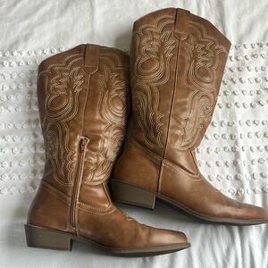 COWGIRL BOOTS SIZE 10